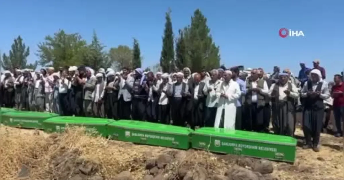Kazada ölen 5 çocuk yan yana defnedildi