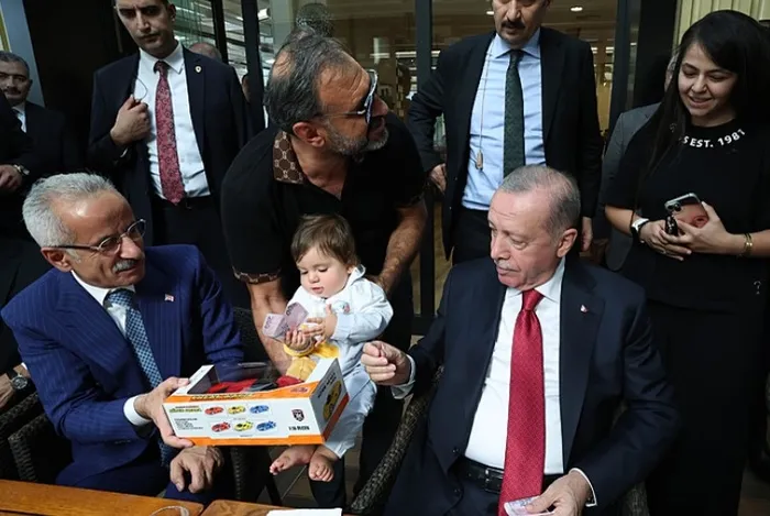 baskan-erdogan-ankarada-vatandaslarla-bir-araya-geldi-1726670937664.jpg Başkan Erdoğan Ankara'da vatandaşlarla bir araya geldi: Sohbet etti, fotoğraf çektirdi - 2