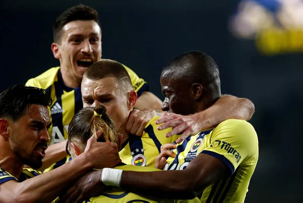 Fenerbahçe’nin zirve aşkı sürüyor! Fenerbahçe 3-2 Kasımpaşa MAÇ SONUCU-ÖZET