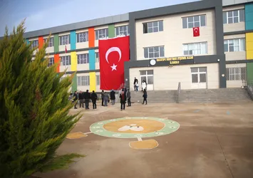 Karkamış'taki okulların duvarlarından terörün izi silindi