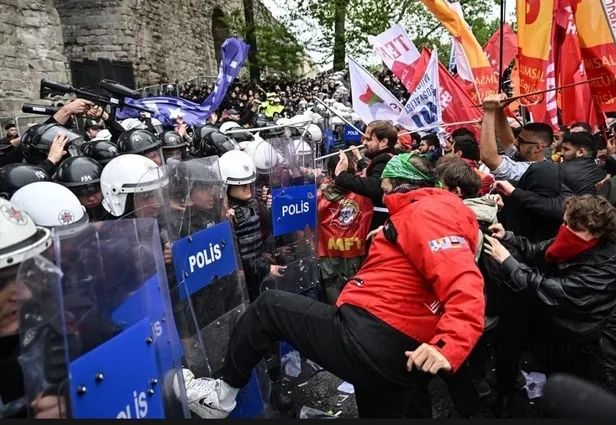 İşçi değil provokatör! 1 Mayıs gösterilerinde polise tekme atan kişi CHP’li trol ’Basel’ çıktı! | Saldırıya parti otobüsüyle mi gitti?