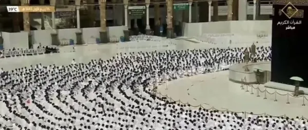 kabede-1-bucuk-yilin-arindan-sosyal-mesafesiz-ilk-cuma-namazi-1634909445176.jpg Kabe'de 1 buçuk yılın arından sosyal mesafesiz ilk cuma namazı - 3