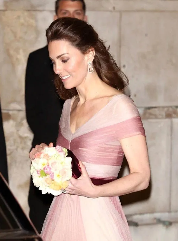 Prens William mutfağa, Kate Middleton baloya...
