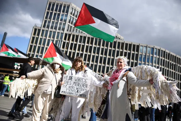 almanyanin-israile-silah-sevkiyati-protesto-edildi-1713639106850.jpg Almanya'nın İsrail'e silah sevkiyatı protesto edildi - 2
