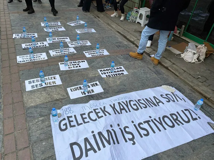 Eğitimcilerden İzmir Büyükşehir Belediye Başkanı Tunç Soyer’e karşı ’daimi iş’ eylemi