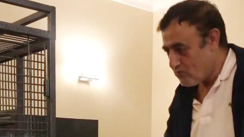 Mahmut Tuncer papağanıyla halay çekti