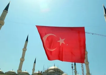 Çamlıca Camisi'ne dev Türk bayrağı