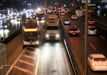 İki metrobüs peş peşe yolda kaldı!