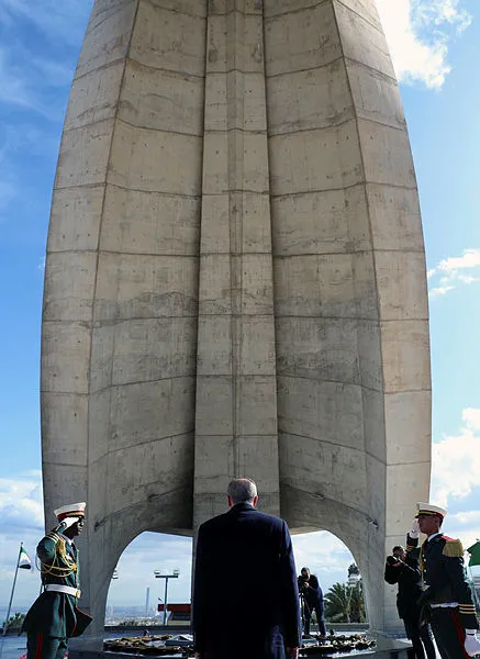 Başkan Erdoğan Cezayir’de Şehitler Abidesi’ne çelenk bıraktı