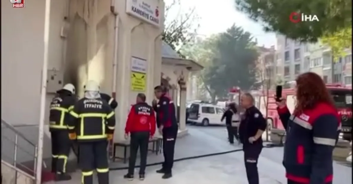 Burdur'da cami minaresinde yangın korkuttu