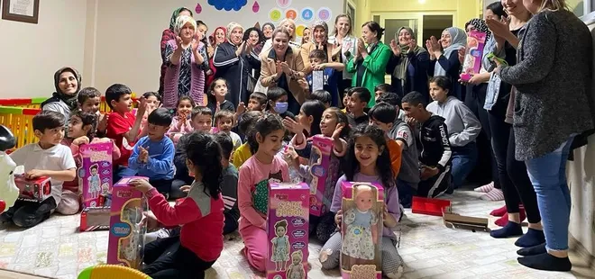 Başkan Erdoğan İzmir Aliağa’daki yetim çocukları sevindirdi! Oyuncalar yüzlerini güldürdü