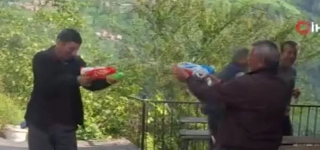 Trabzon’da gülümseten anlar: Amcaların su savaşı