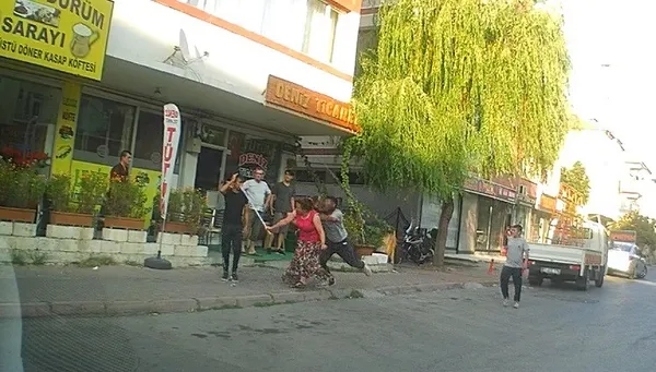kayseride-eli-sopali-kadin-dehseti-onune-gelen-erkege-saldirdi-1662555814573.jpg Kayseri’de eli sopalı kadın dehşeti! Önüne gelen erkeğe saldırdı - 5
