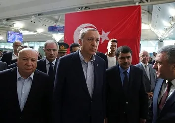 Erdoğan, Atatürk Havalimanı'ndaki taksicileri ziyaret etti