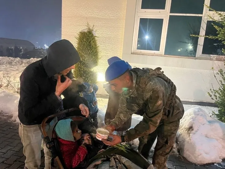 Mehmetçik deprem bölgesinde var gücüyle aralıksız çalışıyor