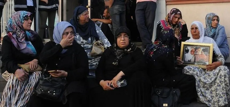 Cem Yılmaz, Diyarbakır'daki annelerin yardım çığlıklarına sessiz kaldı