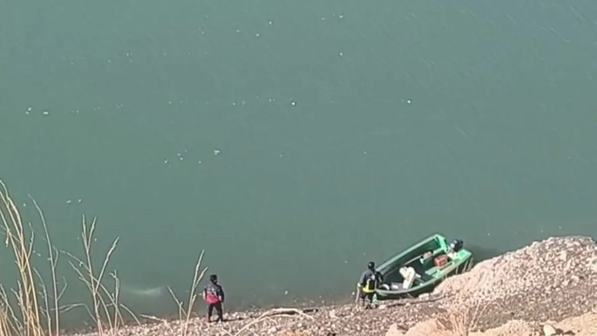 Van'da otomobil Zernek Baraj Gölü'ne uçtu! 2 kişinin cansız bedenine ulaşıldı