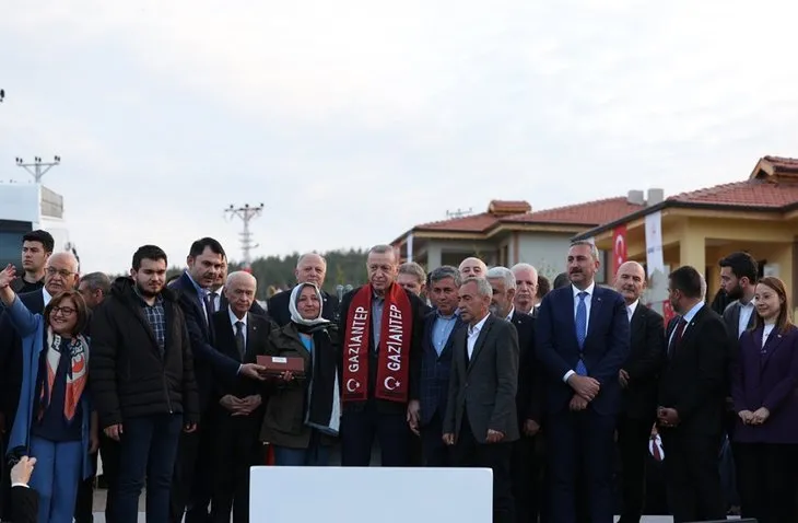 Başkan Erdoğan Gaziantep'te köy evinde vatandaşlarla bir araya geldi