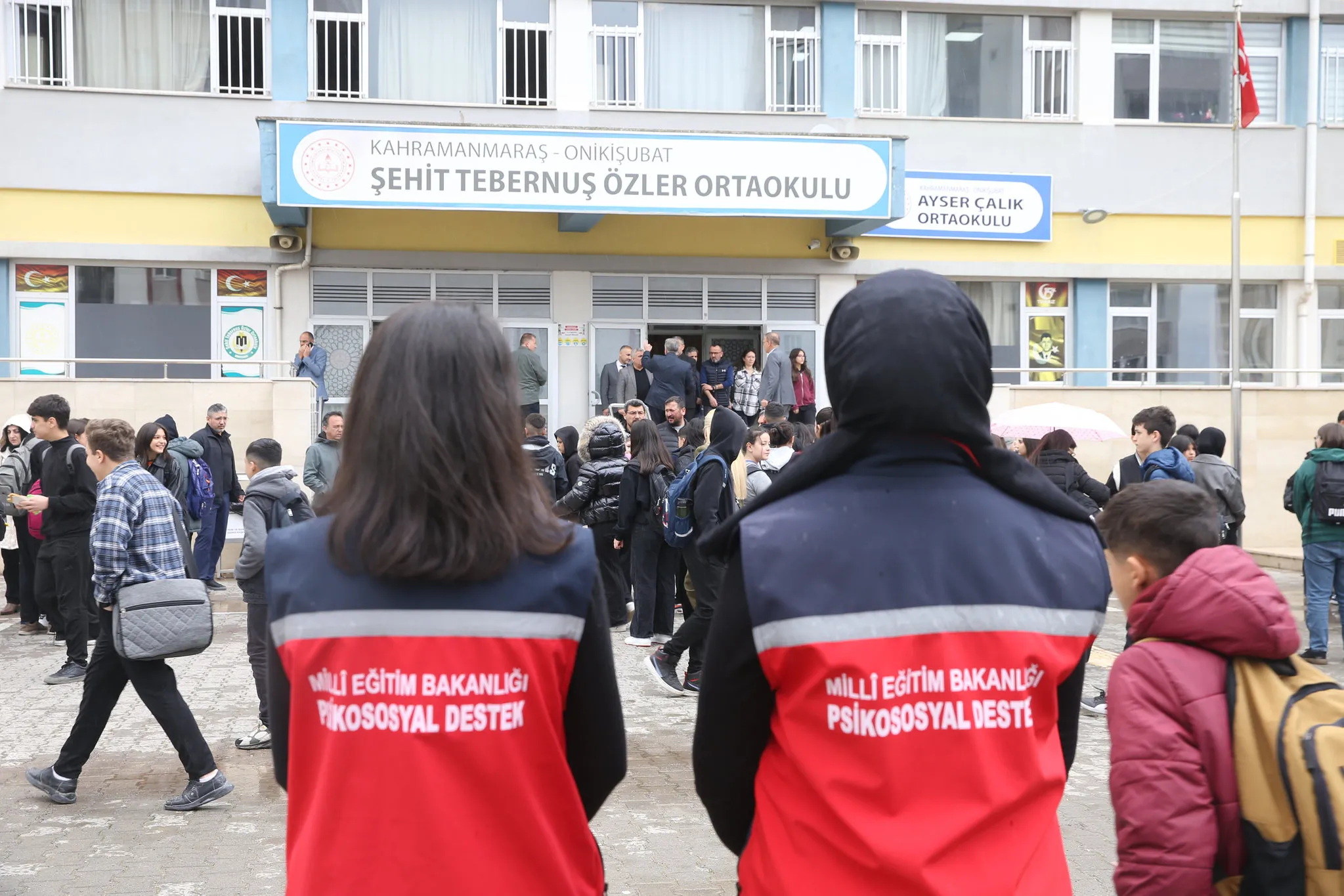 Okul girişlerinde yeni dönem! Giriş-çıkış saatlerine ekstra tedbir | Turnike, dedektör ve randevu şartı
