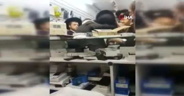 Mağazadan akıllı telefon alan Ultra-Ortodoks Yahudi genç darp edildi