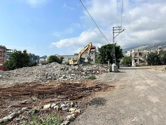 1720331345222.jpeg 5 katlı bina kepçe darbesiyle yerle bir oldu! Yer: Hatay - 2