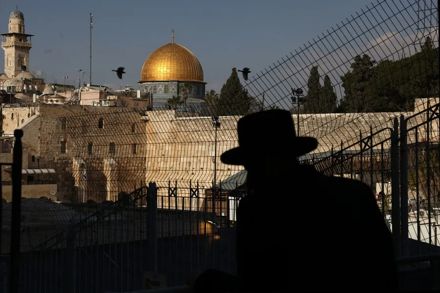 katil-israilin-kapattigi-mescid-i-aksa-41-gun-sonra-yeniden-acildi-1775705252873.jpg Mescid-i Aksa (AFP)