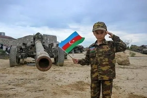 Ünlü moda markasının reklam yüzünden Azerbaycan’a alçak söylem! Terör örgütünden eğitim aldı: Saldıracağız...