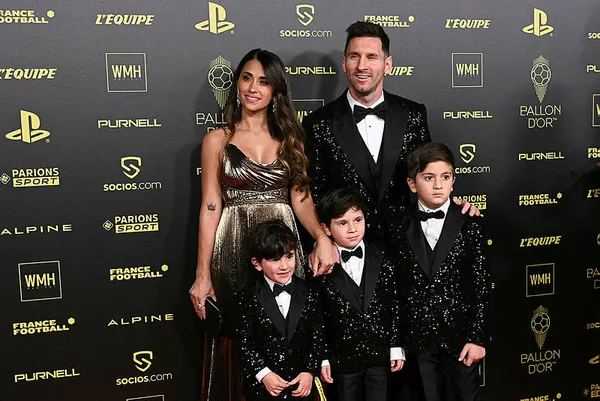 2021-ballon-dor-odulunun-sahibi-lionel-messi-1638220243320.jpg 2021 Ballon d'Or ödülünün sahibi Lionel Messi - 1