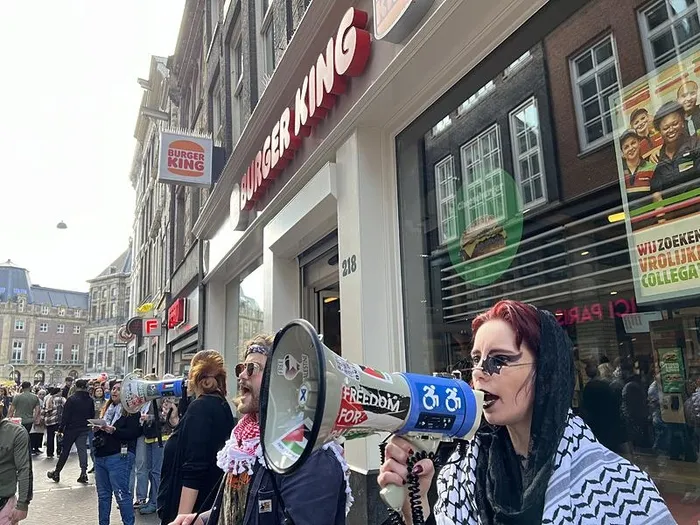Hollanda’da Burger King şubeleri önünde katil İsrail’e protesto! Soykırımı fonlama | Bu kurum soykırımın suç ortağı