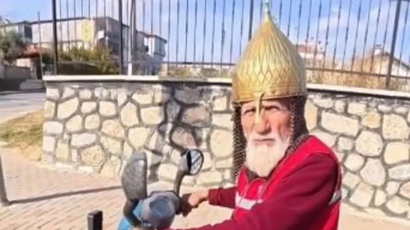 “Hasan Dede”yi gören şaştı kaldı! Kask yerine miğfer taktı