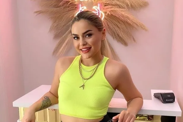 aymira-kocakli-kimdir-luks-yasantisi-ile-dikkat-ceken-sosyal-medya-fenomeni-kocaklinin-mal-varligi-ne-kadar-1699447443474.jpg Aymira Koçaklı kimdir? Lüks yaşantısı ile dikkat çeken sosyal medya fenomeni Koçaklı’nın mal varlığı ne kadar? - 5