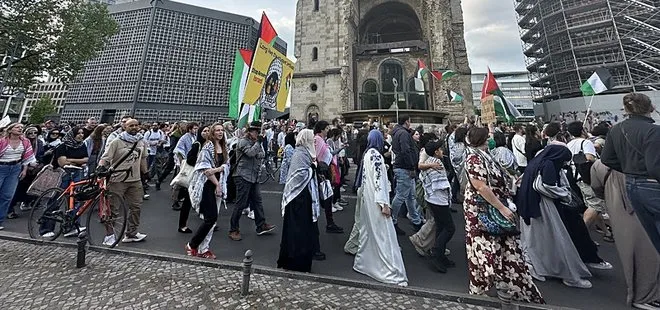 Berlin’de Filistin’e destek gösterileri! Halk ayaklandı: Almanya finanse ediyor! İsrail öldürüyor sloganları
