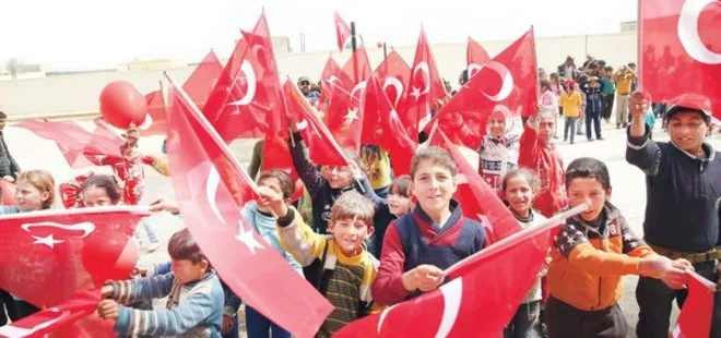Afrinli çocuklar Türk bayrağıyla eğitime başladı
