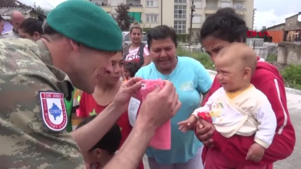 Türk askeri, Kosovalı çocukların yüzünü güldürdü | Video