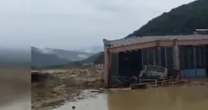 Sel anından yeni görüntü! Bir dükkan böyle yıkıldı