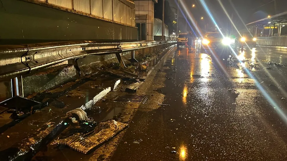 Bursa’da bariyerlere çarpan otomobilin motoru koptu - 3