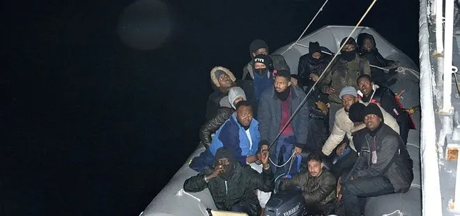 Son dakika: İzmir açıklarında Türk kara sularına itilen 61 düzensiz göçmen kurtarıldı