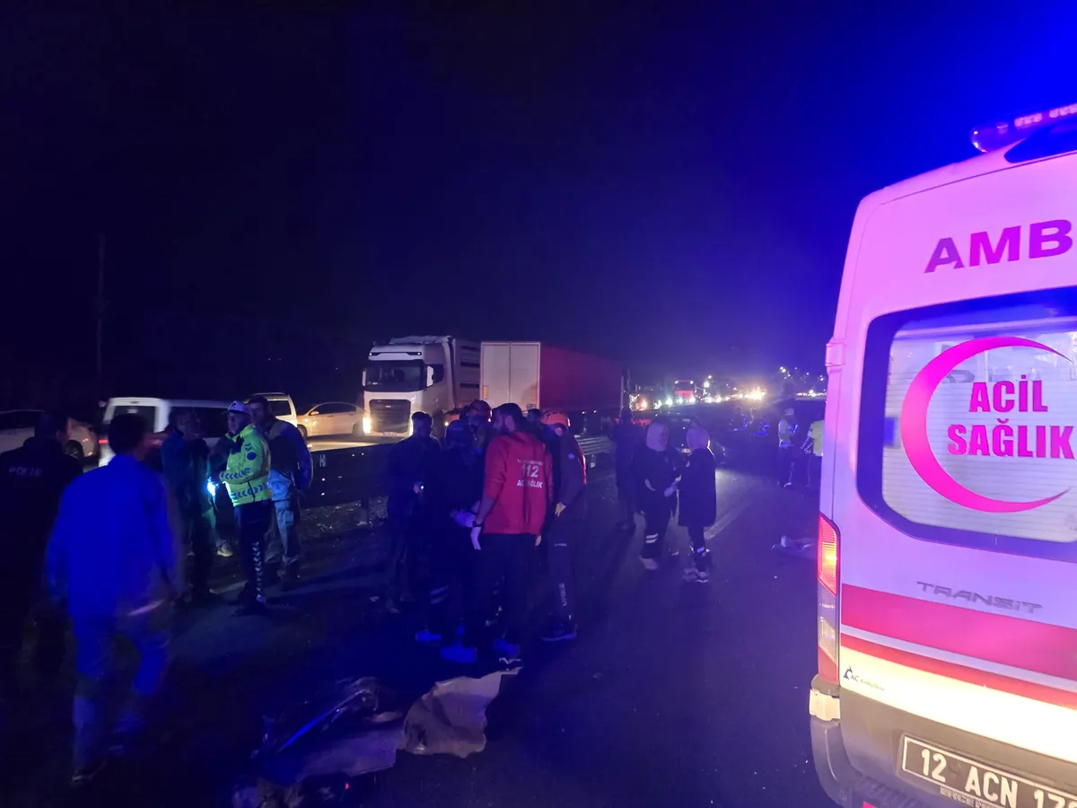 1791829513385.jpg Bingöl'de köprü üzerinde korkunç facia! Bariyerlere çarpan otomobil hurdaya döndü: 2 ölü - 2