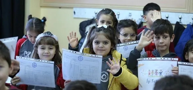 Okullarda son ders zili! 20 milyonu aşkın öğrenci bugün karne aldı | Karne heyecanı A Haber’de! Söyledikleri türkü duygulandırdı