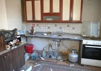 Beledeyi duruma el attı: Engelli anne ve oğlu çöp evden kurtuldu