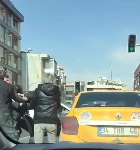 kadikoyde-vatandasla-taksici-yol-verme-kavgasinda-birbirine-girdi-ucan-tekmeli-saldiri-kamerada-1647935598559.jpg Kadıköy’de vatandaşla taksici yol verme kavgasında birbirine girdi! Uçan tekmeli saldırı kamerada - 4
