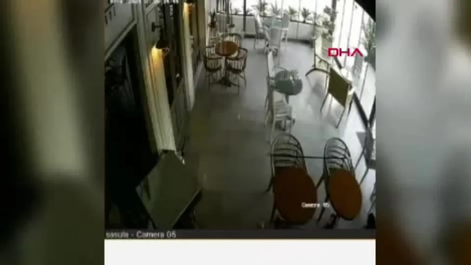 Çiçekleri çalıp ardına bakmadan uzaklaştı!