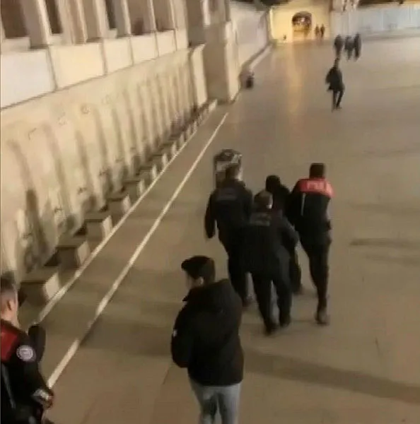 Fatih Camii imamına bıçaklı saldırı! Kurra Hafız Galip Usta omzundan yaralandı | Saldırgan tutuklandı