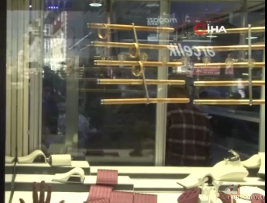 Kuyumcu altınları alıp sırra kadem bastı! Müşteriler dükkanı yağmalamaya çalıştı 6