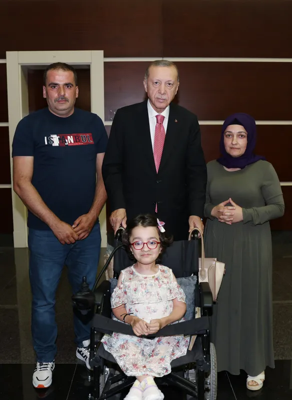 cam-kemik-hastasi-hiranin-hayali-gecek-oldu-baskan-erdogan-ile-gorustu-1659970363408.jpg Cam kemik hastası Hira'nın hayali gerçek oldu: Başkan Erdoğan ile görüştü - 3