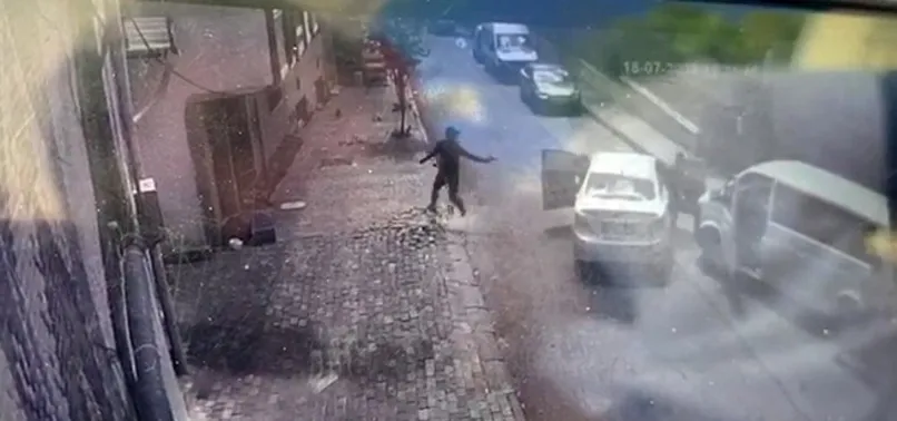 Bağcılar’da polise silahlı saldırının görüntüleri ortaya çıktı! İşte o hainin saldırdığı anlar