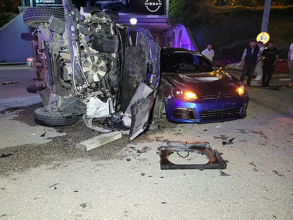 Ankara'da personel servisi ile otomobilin çarpıştığı kazada 3 kişi yaralandı - 1