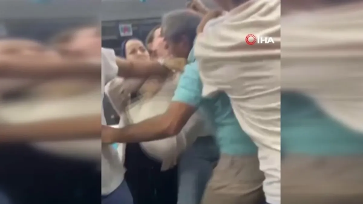 Trenin içi bir anda savaş alanına döndü! Marmaray'da tekmeler yumruklar havada uçuştu | İşte o kavga anı...