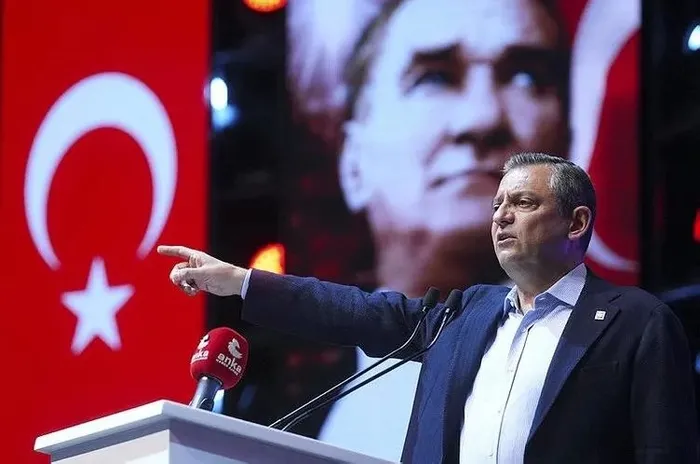 CHP Kadın Kolları Kurultayı’nda büyük skandal! Özgür Özel’in salondan kovduğu işçiler isyan etti