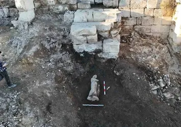 Geleceğe Miras Projesi kapsamında Perge Antik Kenti’nde beş yeni heykel gün yüzüne çıkarıldı